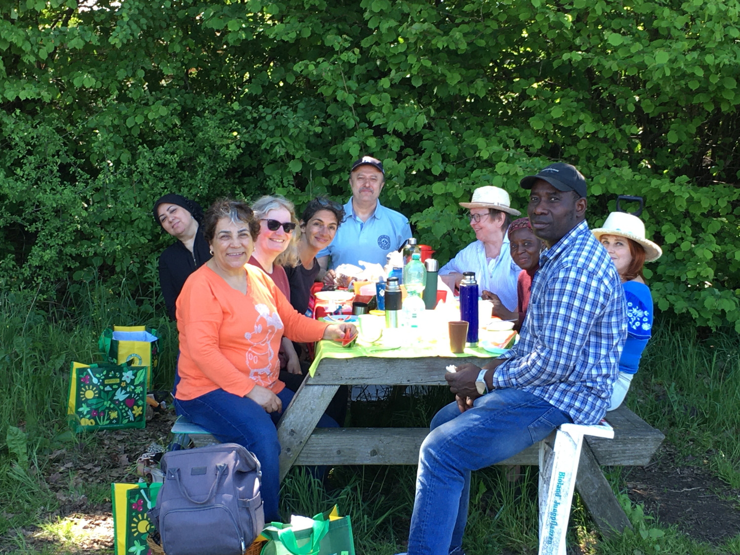 17 Ackerpicknick Pflanzaktion