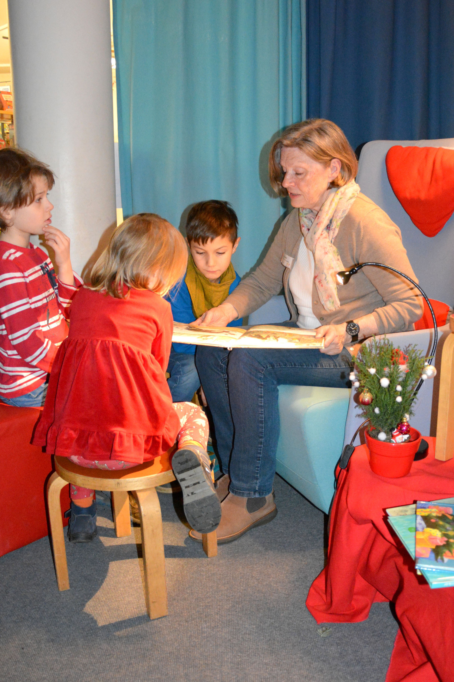 HOCH Lesepatin Sigrun Dietl liest regelmaessig in der Stadtbibliothek Bargteheide