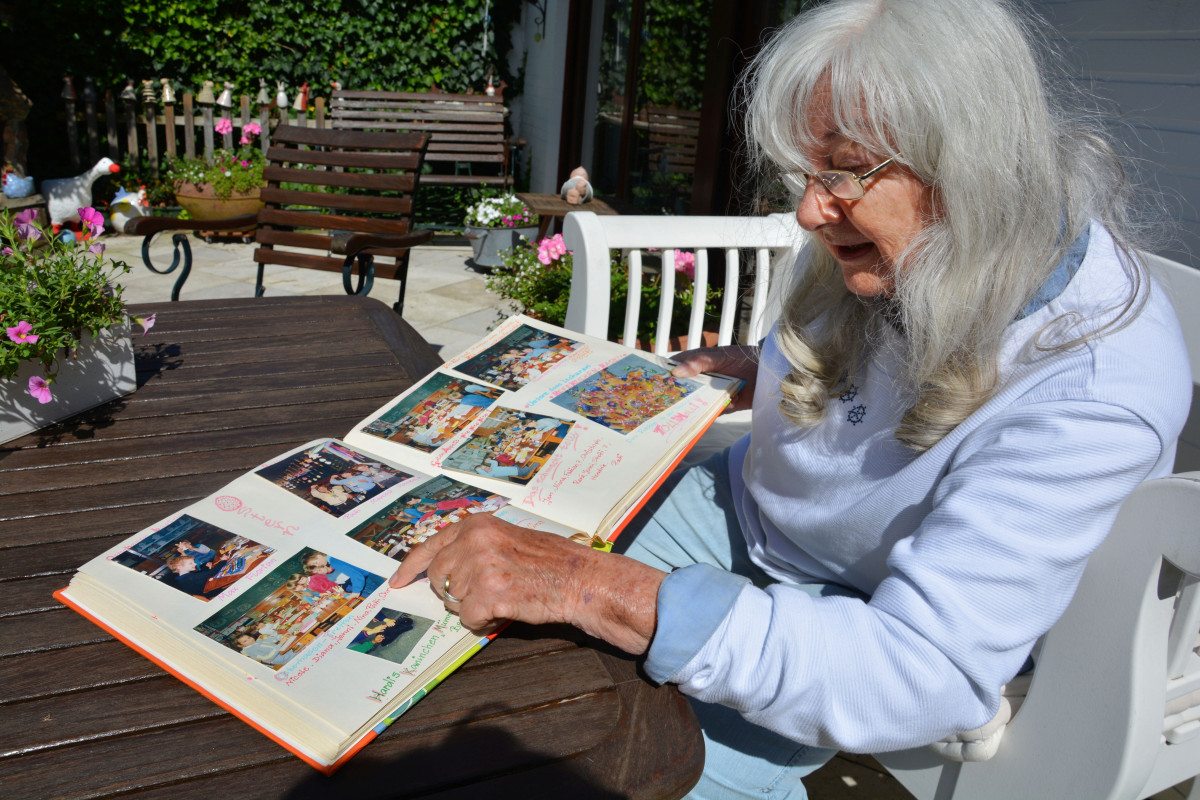 1 Marion Harders zeigt Fotoalbum 1