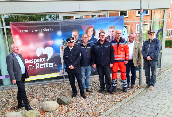 Beschaedigtes Banner Respekt fuer Retter Kreis Stormarn