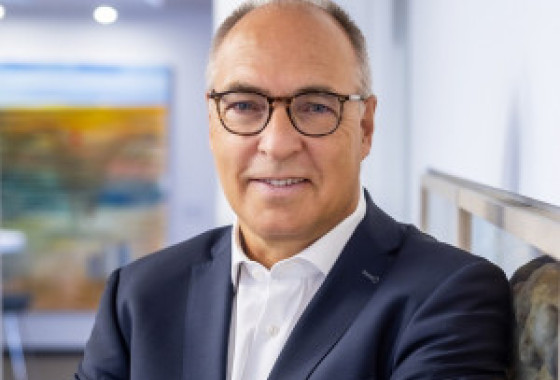 Portraet o FillWzMwMCwzMDBd.Krawatte freundlich Portraet